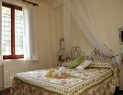 Farmhouse in Marsciano With Vineyards Olive Groves