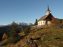 Quaint Mansion Near ski bus in Goldegg