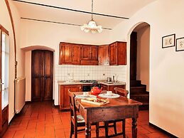 Rustic Farmhouse in Cortona With Swimming Pool