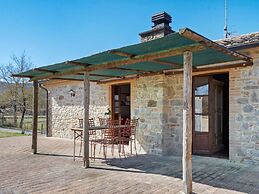 Quaint Cottage in Citta Della Pieve With Pool