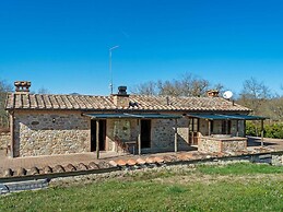 Quaint Cottage in Citta Della Pieve With Pool
