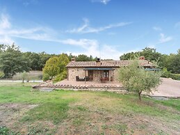 Quaint Cottage in Citta Della Pieve With Pool
