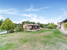 Quaint Cottage in Citta Della Pieve With Pool