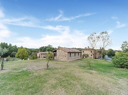 Quaint Cottage in Citta Della Pieve With Pool