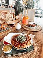 Apartment Located Directly on the Sneekermeer