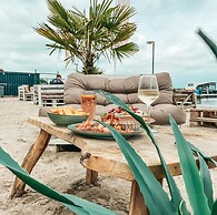 Apartment Located Directly on the Sneekermeer