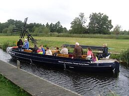 Lodge in Giethoorn With Breakfast