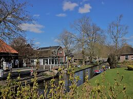 Lodge in Giethoorn With Breakfast