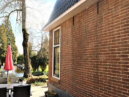 Lodge in Giethoorn With Breakfast