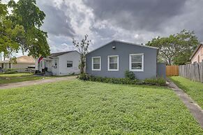 3 Mi to Beach: Quaint Home w/ Patio in Hollywood