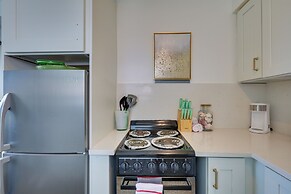 3 Mi to Beach: Quaint Home w/ Patio in Hollywood