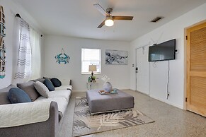 3 Mi to Beach: Quaint Home w/ Patio in Hollywood