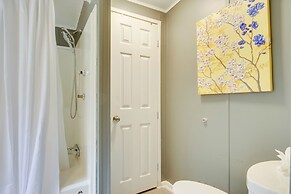 Screened Porch w/ Lake Views: Waterloo Home!