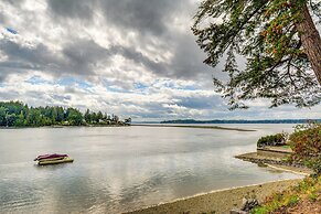 Bayfront Home w/ Private Beach in Vaughn!