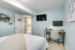 Springfield Apt w/ Home Theater & Pool Table!