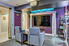 Springfield Apt w/ Home Theater & Pool Table!