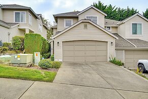 6 Mi to Lake Washington: Sleek Townhome w/ Deck!