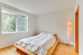6 Mi to Lake Washington: Sleek Townhome w/ Deck!