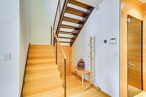 6 Mi to Lake Washington: Sleek Townhome w/ Deck!