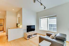 6 Mi to Lake Washington: Sleek Townhome w/ Deck!