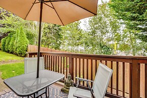 6 Mi to Lake Washington: Sleek Townhome w/ Deck!