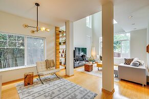 6 Mi to Lake Washington: Sleek Townhome w/ Deck!