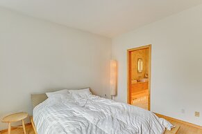 6 Mi to Lake Washington: Sleek Townhome w/ Deck!