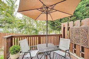 6 Mi to Lake Washington: Sleek Townhome w/ Deck!