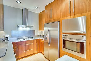 6 Mi to Lake Washington: Sleek Townhome w/ Deck!