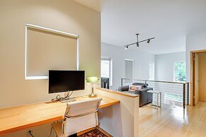 6 Mi to Lake Washington: Sleek Townhome w/ Deck!