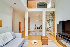 6 Mi to Lake Washington: Sleek Townhome w/ Deck!