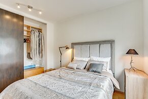 6 Mi to Lake Washington: Sleek Townhome w/ Deck!