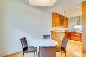 6 Mi to Lake Washington: Sleek Townhome w/ Deck!