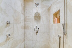 6 Mi to Lake Washington: Sleek Townhome w/ Deck!