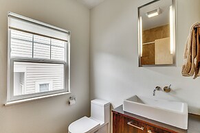 6 Mi to Lake Washington: Sleek Townhome w/ Deck!