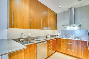 6 Mi to Lake Washington: Sleek Townhome w/ Deck!