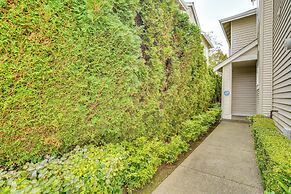 6 Mi to Lake Washington: Sleek Townhome w/ Deck!