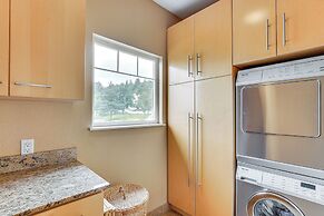 6 Mi to Lake Washington: Sleek Townhome w/ Deck!