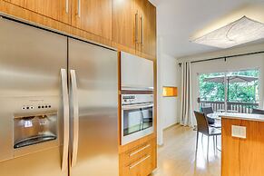 6 Mi to Lake Washington: Sleek Townhome w/ Deck!