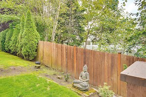 6 Mi to Lake Washington: Sleek Townhome w/ Deck!