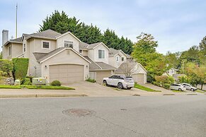6 Mi to Lake Washington: Sleek Townhome w/ Deck!