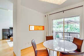 6 Mi to Lake Washington: Sleek Townhome w/ Deck!