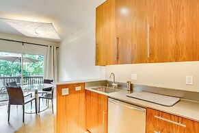 6 Mi to Lake Washington: Sleek Townhome w/ Deck!