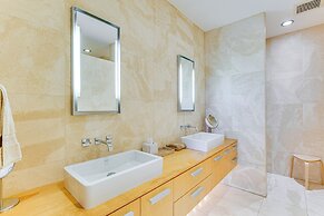 6 Mi to Lake Washington: Sleek Townhome w/ Deck!