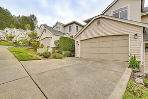 6 Mi to Lake Washington: Sleek Townhome w/ Deck!
