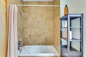 6 Mi to Lake Washington: Sleek Townhome w/ Deck!