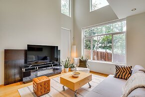6 Mi to Lake Washington: Sleek Townhome w/ Deck!