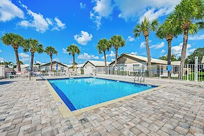 Sunny Canal-view Villa w/ Lanai in Sebring!