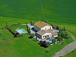 Modern Farmhouse in Pienza With Pool