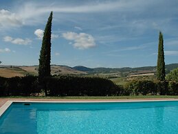 Modern Farmhouse in Pienza With Pool